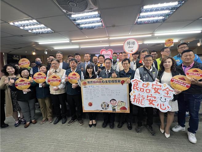 台南市自行推出的自主管理标章制度19日正式上路，市府邀集30多家小吃餐饮业及糕饼厨师等团体誓师支持。（洪荣志摄）