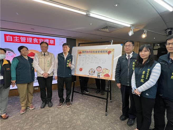 台南市自行推出的自主管理标章制度19日正式上路，市府邀集30多家小吃餐饮业及糕饼厨师等团体誓师支持。（洪荣志摄）