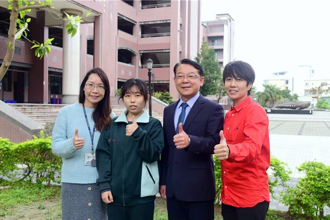 大学繁星推荐19日放榜，侨泰高中共78人录取，其中，学生朱翊绫（左二）成绩足以录取顶尖大学，为照顾年迈长辈并减少家里负担，选择就近入学中山医学大学，一片孝心令人感动。（侨泰高中提供／潘虹恩台中传真）