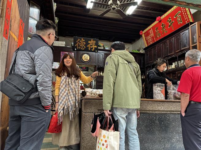 坐落于金门金城镇莒光路上的「存德中药房」，从清创立迄今已近200年歷史，扑鼻的辛香料香气吸引不少往来的游客闻香抢购。(于家麒摄)