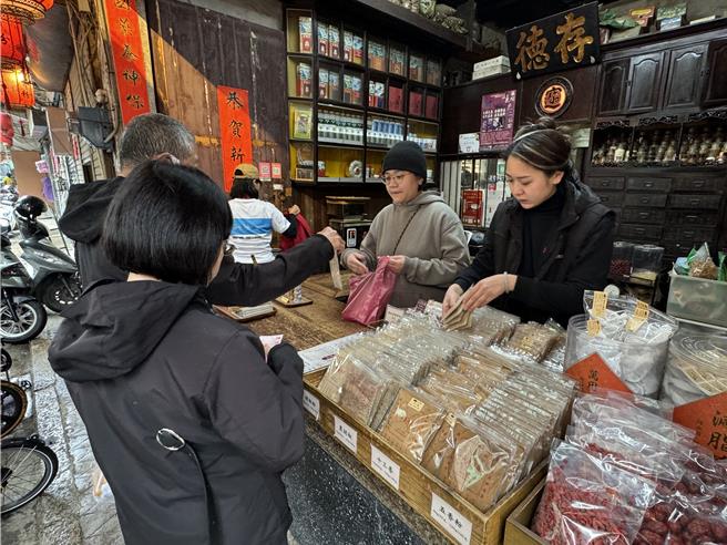 受「苏丹红」食安风波影响，「存德中药房」所产制之天然辛香料却成当红炸子鸡，不仅当地民眾排队购买、更成为到金门旅游民眾「必买」的伴手礼。(于家麒摄)