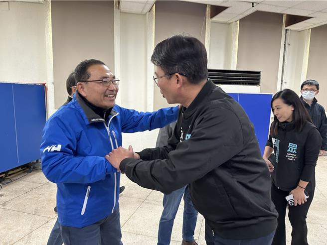 侯友宜見到黃國昌後，熱情的主動上前打招呼。（高鈞麟攝）