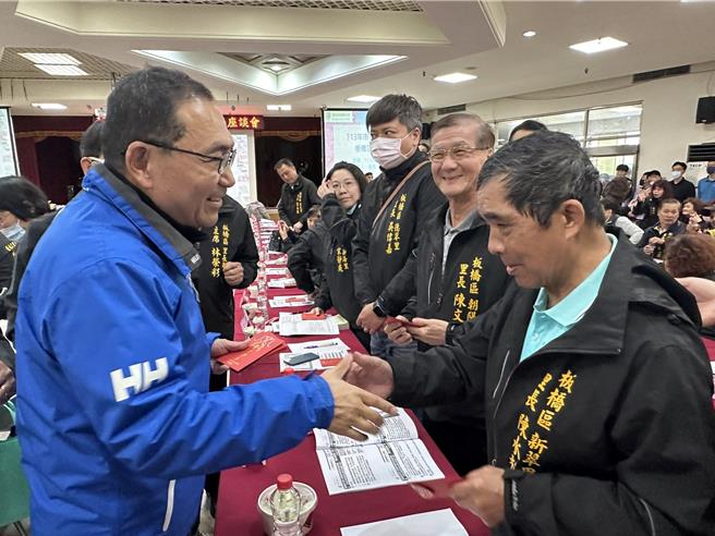 侯友宜逐一向每位里長握手致意。（高鈞麟攝）