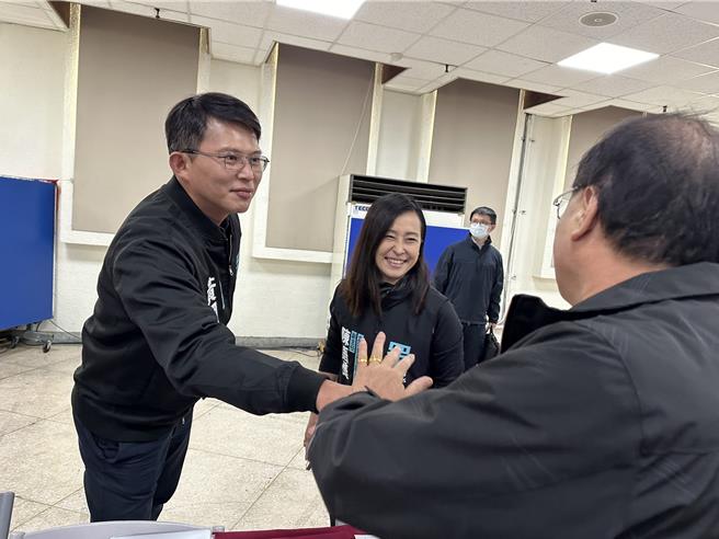 黃國昌向板橋區里長握手寒暄。（高鈞麟攝）