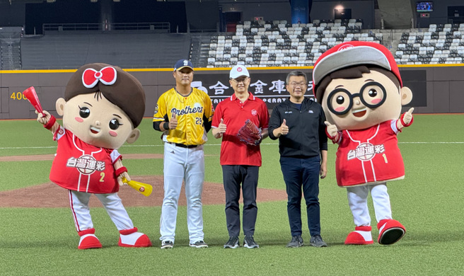 林博泰（中）开球后与中职会长蔡其昌（右二）、担任捕手的中信兄弟球星陈俊秀（左二）合影留念。（李弘斌摄）