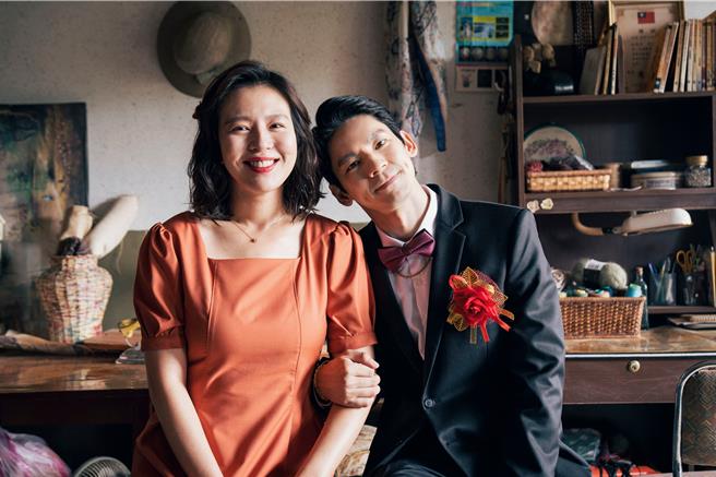 片中林柏宏（右）护姐心切，却反而中伤刘品言。（伯乐影业提供）