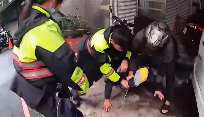 警方壓制逮捕張男。（土城警分局提供）