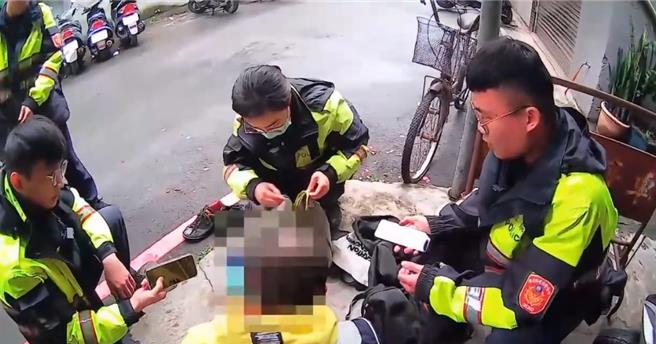 警方搜索。（土城警分局提供）