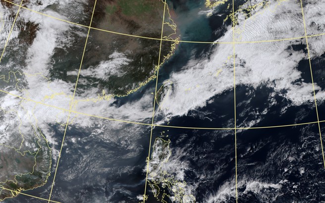 鄭明典表示冷高壓偏南邊，等到下沉運動出海，台灣就會轉乾冷，今晚到明天上午下探10度以下。（中央氣象署提供）