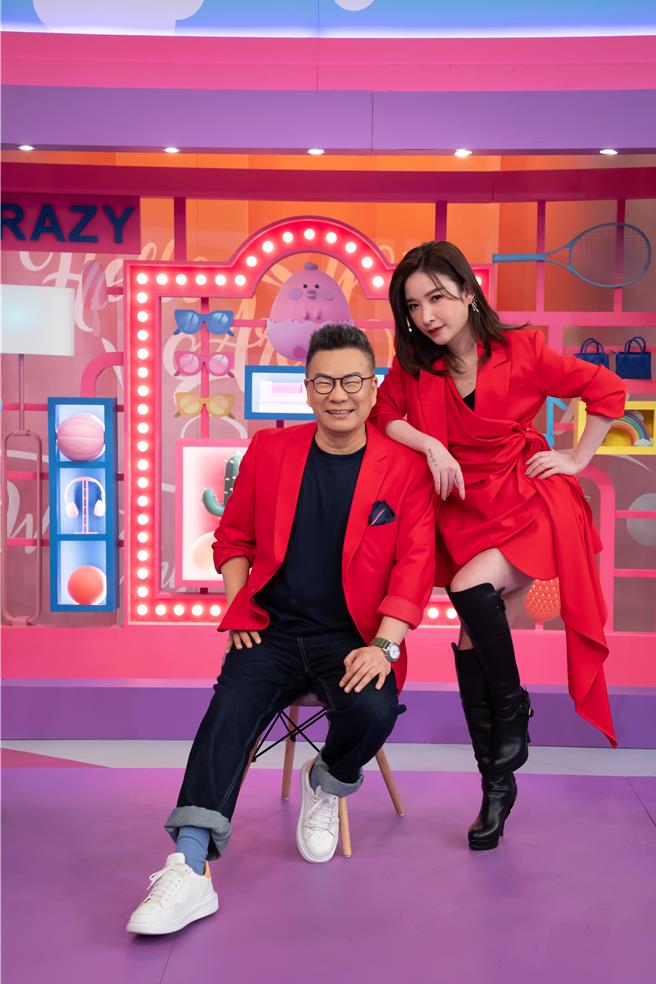 许维恩（右）请辞主持人。（东森提供）