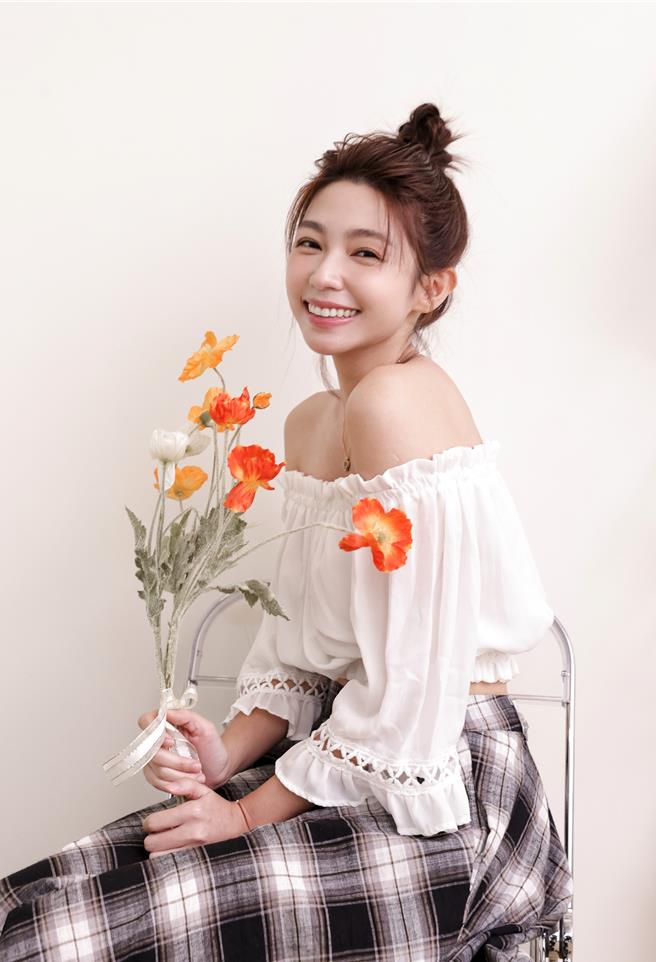 曾智希接棒许维恩继续主持《哈啰 你有事吗？》。（东森提供）