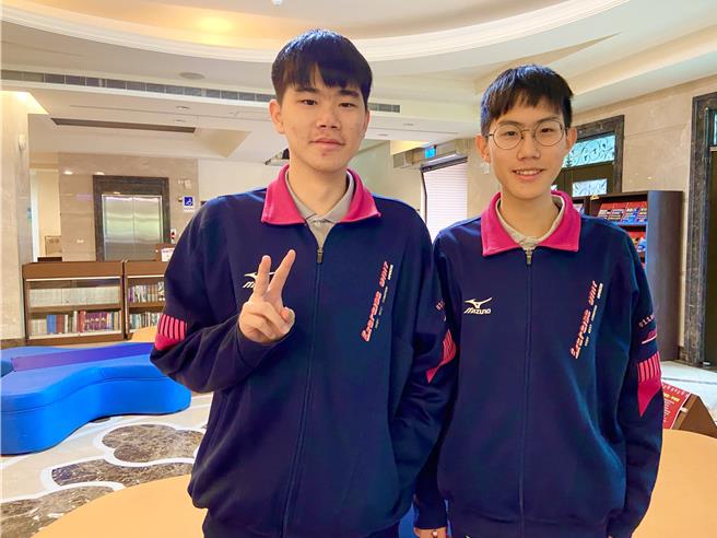 113学年度大学繁星推荐入学于19日放榜，其中基隆市二信中学的林品佑（左）、林品程（右）是双胞胎兄弟，但兴趣不同，分别考上台大土木工程系与台大法律系，两兄弟携手同上台大。（二信高中提供／徐佑升基隆传真）