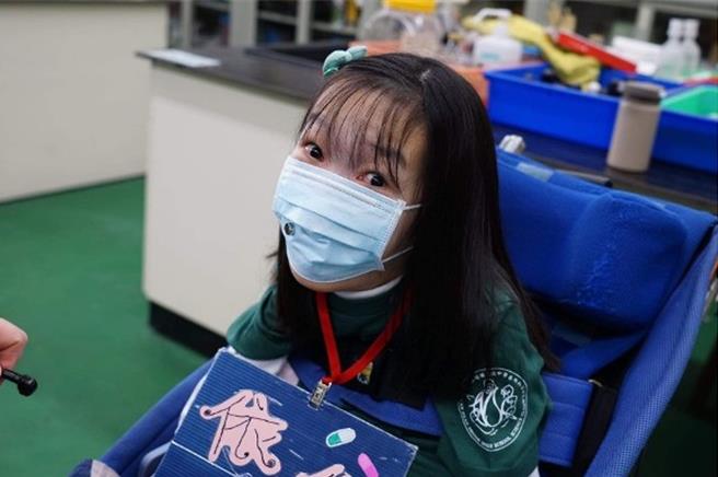 113学年度大学繁星推荐入学于19日放榜，就读暖暖高中曾获总统教育奖的「肌萎斗士」林依依，也如愿录取中原大学应用华语文学系，奋斗精神令人敬佩。（基隆市教育处提供／徐佑升基隆传真）