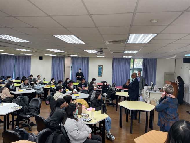 ULOC校长率领团队入班与学生互动情形。(照片/中臺科技大学提供)