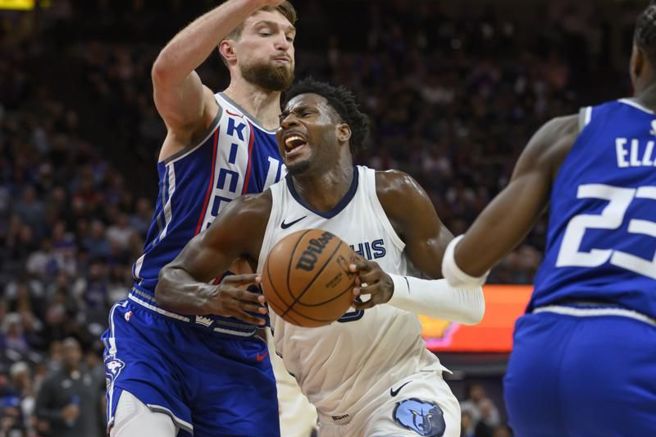 NBA灰熊队前锋Jaren Jackson Jr.持球切入。（美联社资料照）