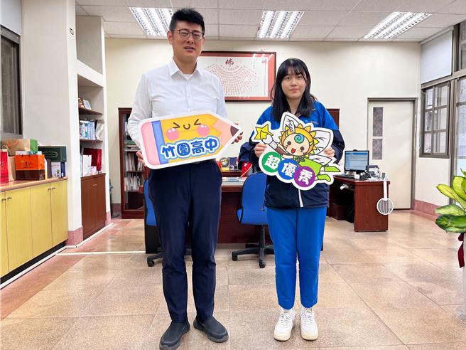 来自竹围高中的同学陈忻彤是一位轻度听障生，不畏先天劣势，为了成为一名特教老师，付出比其他同学更多的努力企图打破限制，终于在此次如愿以偿录取国立台湾师范大学特殊教育学系，踏上梦想第一步。（新北市教育局提供）