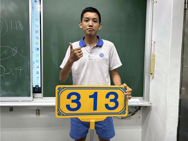 来自三民高中体育班的同学蔡宜璋是新住民子女，拥有跆拳道专长的他在繁忙的课业与体育训练中取得平衡，在学测取得优秀成绩后靠着繁星上榜国立台湾师范大学体育与运动科学系，如愿录取心仪学校与科系。（新北市教育局提供）