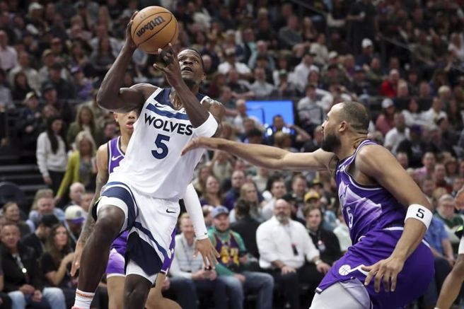 灰狼队后卫Anthony Edwards持球切入。（美联社资料照）