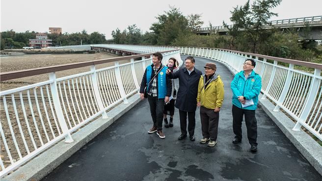 新竹县长杨文科（右三）视察双新自行车道走福兴溪景观桥，手指着说可看到新丰石沪群。（罗浚滨摄）