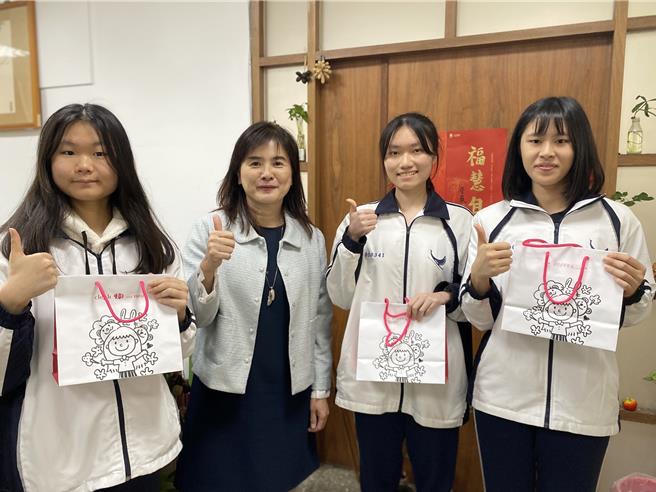 彰化女中校長陳香妘（左二）恭喜李香儂（左一）、曾梓涵（右二）及吳雅歆（右一）等3人錄取夢想中的學校及科系。（孫英哲攝）