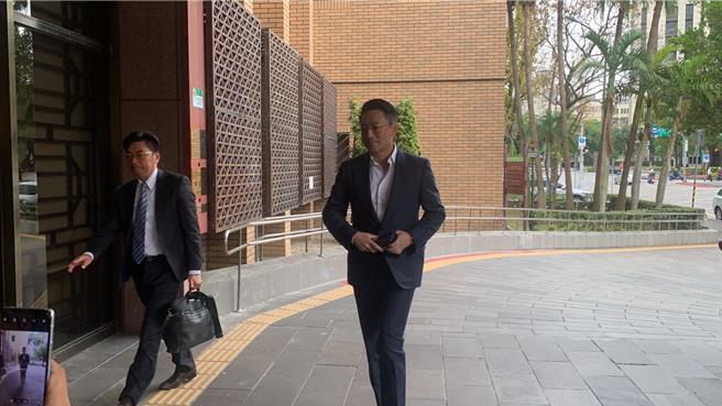 艺人大S徐熙媛不满前夫汪小菲在微博上公开她的个人资料，向台北地检署提告汪男涉嫌违反个人资料保护法。台北地检署依法起诉汪小菲，台北地院今下午首度开庭。（图赖佩璇摄）