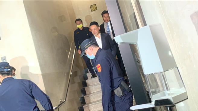 艺人大S徐熙媛不满前夫汪小菲在微博上公开她的个人资料，向台北地检署提告汪男涉嫌违反个人资料保护法。台北地检署依法起诉汪小菲，台北地院今下午首度开庭。（图赖佩璇摄）