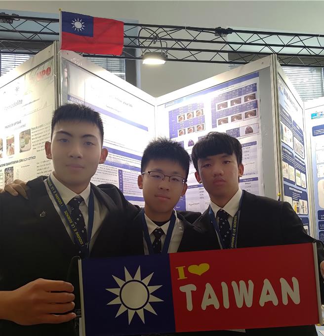 桃園市立桃園高中陳正綸（左）、桃園市新興高中歐陽知皓（中）及桃園市私立育達高中張李駿等3人所組的跨校團隊，得到「2024年義大利科學展覽會」大會金牌獎。（科教館提供／林志成台北傳真）