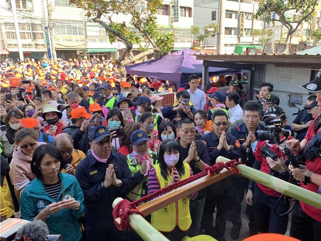 苗栗縣拱天宮白沙屯媽祖展開9天8夜進香之旅，19日上午自大甲鎮瀾宮啟程南下，約於14時24分進入龍井區。時隔多年，媽祖鑾轎再度停留龍井分駐所近10分鐘，令在場員警又驚又喜。 （烏日警分局提供／潘虹恩台中傳真）