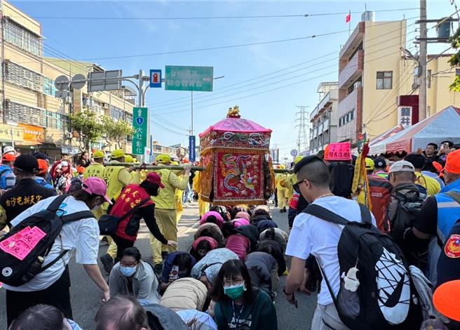 苗栗縣拱天宮白沙屯媽祖展開9天8夜進香之旅，19日上午自大甲鎮瀾宮啟程南下，約於14時24分進入龍井區，沿途信眾趴在路中躦轎腳祈求庇佑。（潘虹恩攝）
