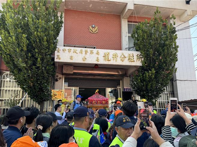 苗栗縣拱天宮白沙屯媽祖展開9天8夜進香之旅，19日上午自大甲鎮瀾宮啟程南下，約於14時24分進入龍井區。時隔多年，媽祖鑾轎再度停留龍井分駐所近10分鐘，令在場員警又驚又喜。 （潘虹恩攝）
