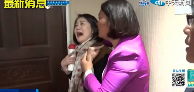 陈玉珍(右)18日将占据质询台的吴思瑶(左)环抱拖到墙角。（图／取自中天新闻YT直播）