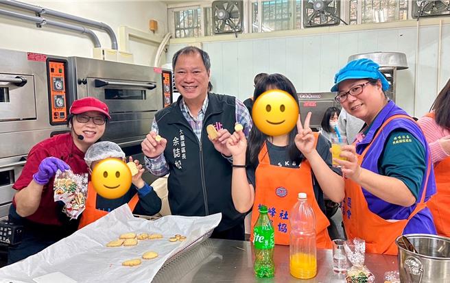 桃园市大园区公所17日与私立睦祥育幼院携手办理「大手携小手爱心送暖happy玩」活动。（大园区公所提供／蔡明亘桃园传真）