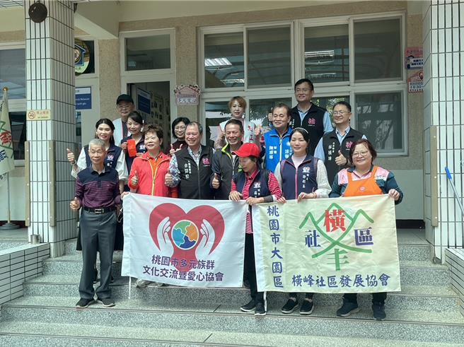 桃园市大园区公所17日与私立睦祥育幼院携手办理「大手携小手爱心送暖happy玩」活动。（大园区公所提供／蔡明亘桃园传真）