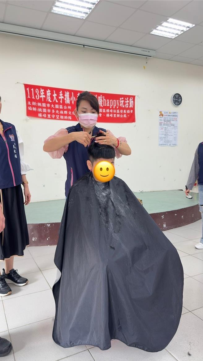 桃园市大园区公所17日与私立睦祥育幼院携手办理「大手携小手爱心送暖happy玩」活动。（大园区公所提供／蔡明亘桃园传真）