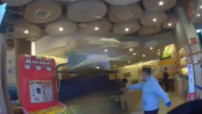 台北市1名50歲沈姓男子，日前在大直某速食店消費，因認為店員服務態度不佳，欲拍照客訴時遭阻止，不知遭通緝反被逮。（翻攝畫面）