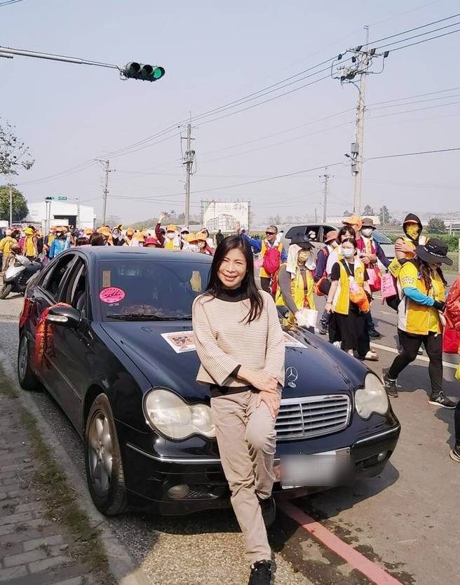 「宾士姐」进香沿途喊着：有人要搭车吗?(「宾士姐」提供)
