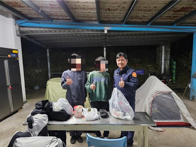 2名来自日本福井大学的学生日前来台自助环岛，桃园大溪警方热情给予协助。（翻摄照片／蔡明亘桃园传真）