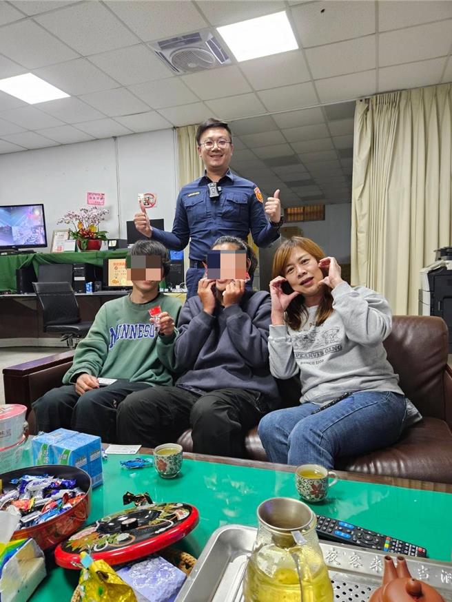 2名来自日本福井大学的学生日前来台自助环岛，桃园大溪警方和当地里长廖芊桦热情给予协助。（翻摄照片／蔡明亘桃园传真）