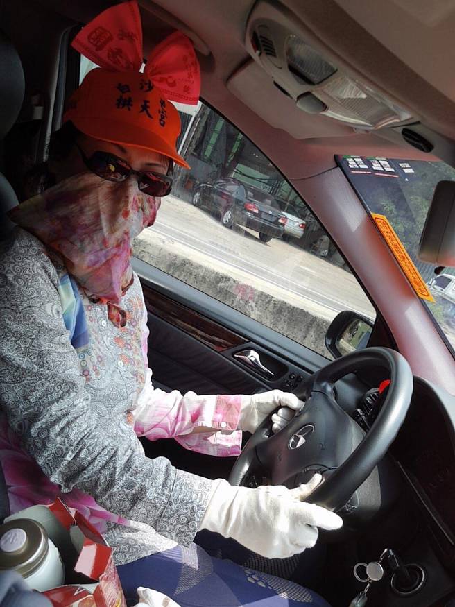 「宾士姐」与香灯脚广结善缘，内心很踏实。(「宾士姐」提供)