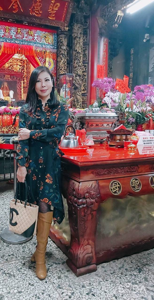 「宾士姐」感谢妈祖恩赐福气。(「宾士姐」提供)