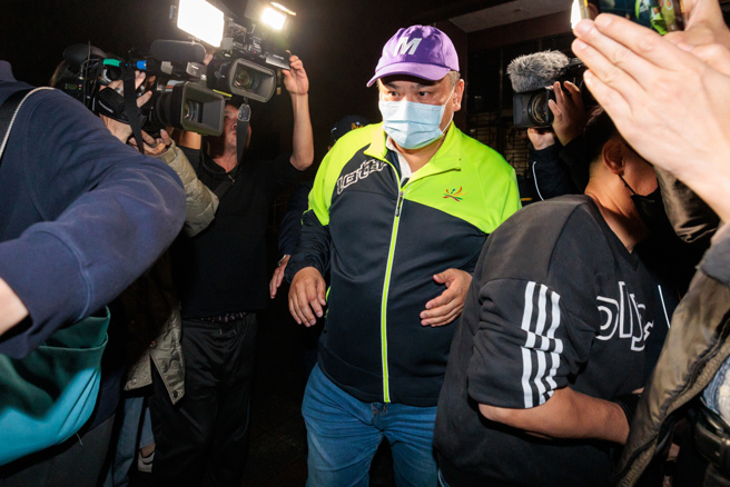 国民党籍台北市议员陈重文（前中）被控图利警用监视器业者，另有不明资金数百万元，北检指挥廉政署搜索、约谈陈重文等14人。15日台北地方法院裁定200万元交保。（资料照片/郭吉铨摄）