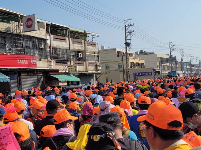 白沙屯妈祖所到之处都是大批信眾。(游定刚拍摄)