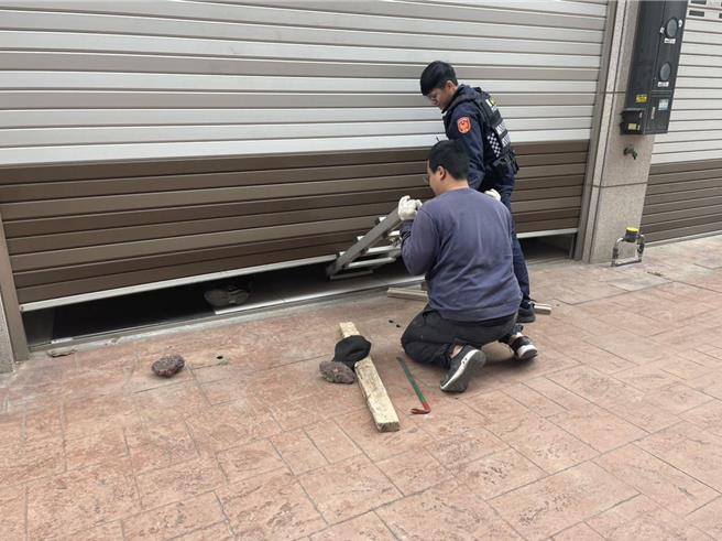 桃園觀音獨居婦人半夜跌落床下，呼救整晚，19日上午鄰居聽聞聲音急忙報警求助。（翻攝照片／蔡明亘桃園傳真）