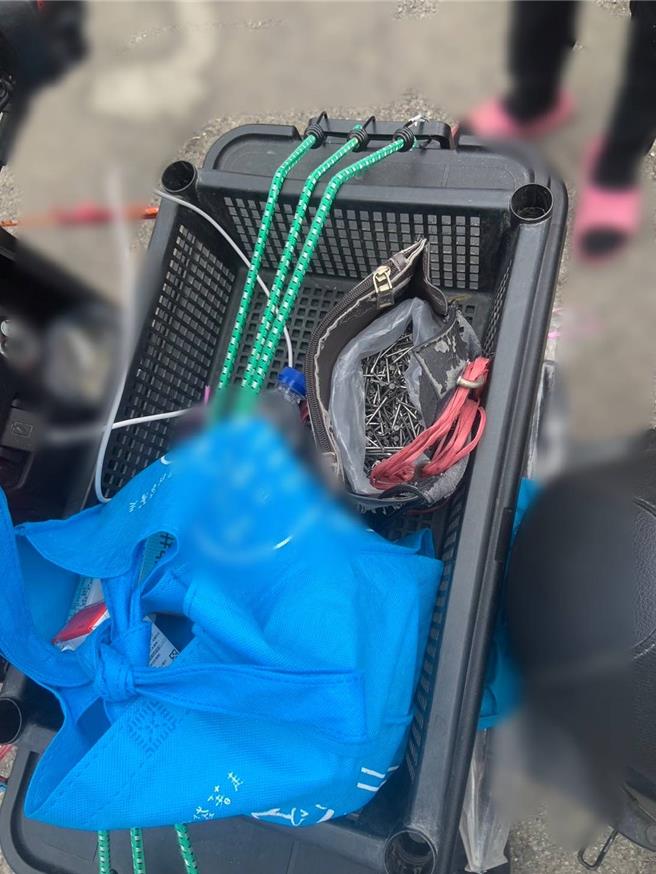 苗栗縣拱天宮白沙屯媽祖19日14時24分進入龍井區，不過，有香客發現，42歲陳姓男子疑似騎乘普重機車隨隊行駛，於大肚區沙田路三段591巷附近撒下鐵釘，幸未造成人員受傷，警方將人帶回並依《刑法》妨害公眾往來安全罪函送偵辦。（民眾提供／潘虹恩台中傳真）