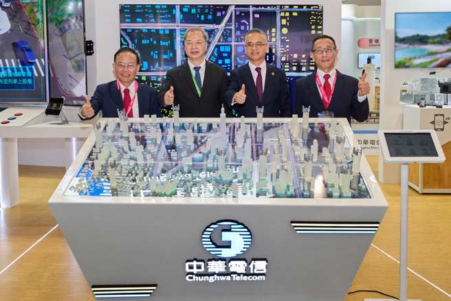 中华电信董事长郭水义（右二）、中华电信企分总经理张本元（右一）、中华电信国分总经理陈锦洲（左一）陪同国发会主委龚明鑫（左二）参观甫获得创新应用奖的智慧交通技术。（中华电信提供）