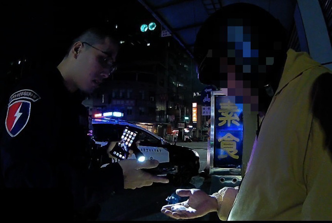 台南1名50歲張姓男子，日前深夜22時許騎車行經永康區中山路，因為未開大燈，被保大巡邏員警發現攔查。（翻攝畫面）