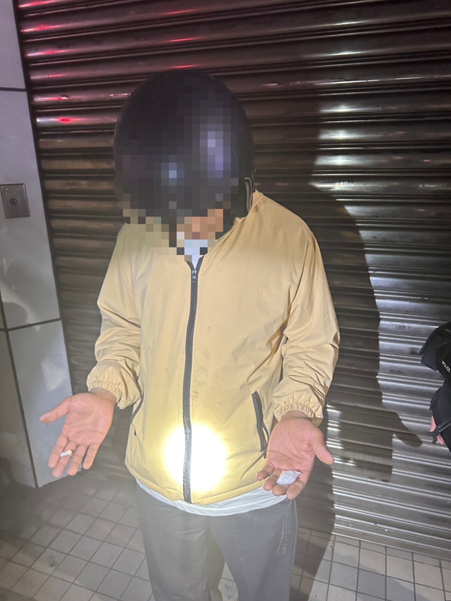 張男子自知難逃法網且震攝於霹靂小組巡邏員警氣勢，主動交出其非法持有之第一級毒品海洛因1小包（約0.55公克）、第二級毒品安非它命9小包（約31.47公克）及第三級毒品愷他命3小包（約10.77公克），共計重達42.79公克。（圖／警方提供）