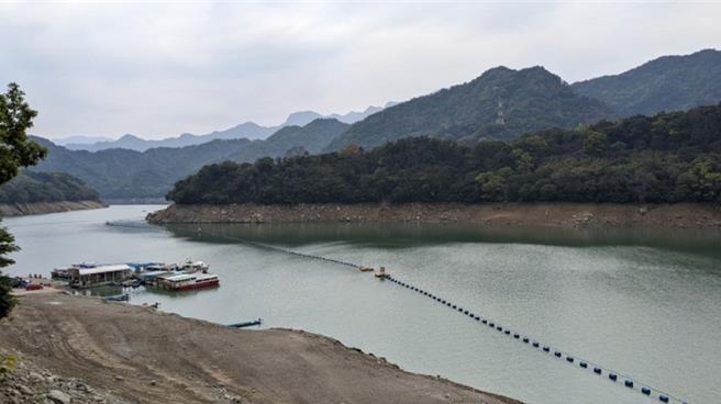石门水库蓄水率降到4成，经济部水利署召开旱灾紧急应变小组，敲定19日起，北中部4地区水情灯号转为提醒绿灯。(经济部水利署提供)