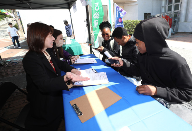 静宜大学19日举办「2024校园徵才博览会」，82家绩优企业提供逾5,000个职缺；现场并进行履歷自传诊断及职场面试模拟竞赛等。(照片/静宜大学提供)