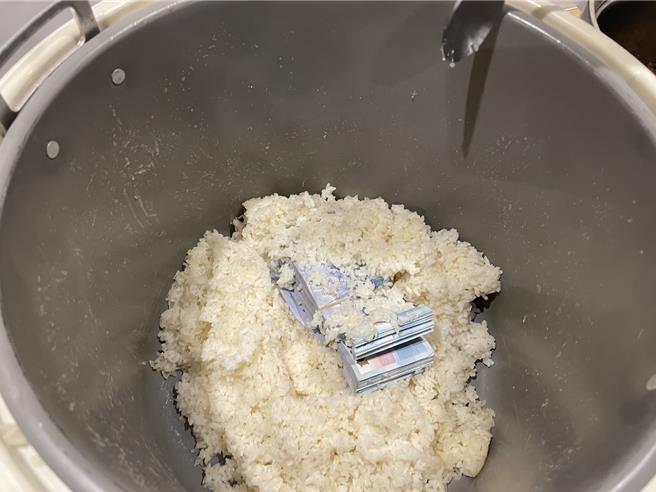 桃园中坜警方破获百家乐赌场，内部人员竟将钞票埋进饭锅企图躲避警方查缉。（翻摄照片／蔡明亘桃园传真）